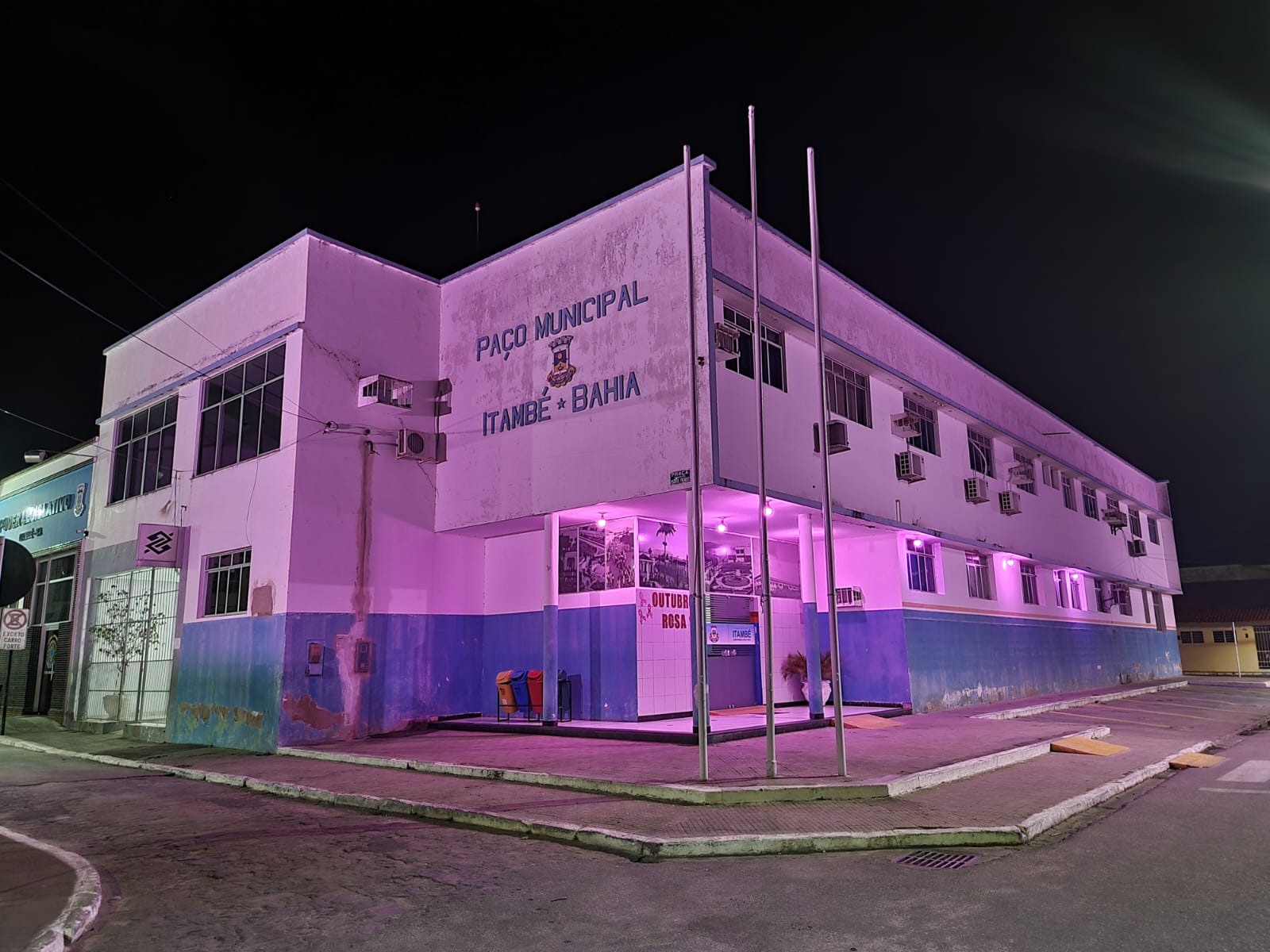 Em adesão ao Outubro Rosa, prédio da Prefeitura de Itambé ganha iluminação especial