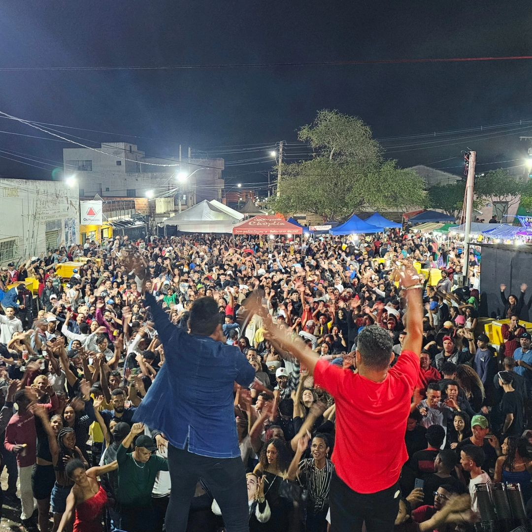 Sucesso absoluto: Poeirão nos Bairros reuniu uma multidão na Praça Viriato Ferraz