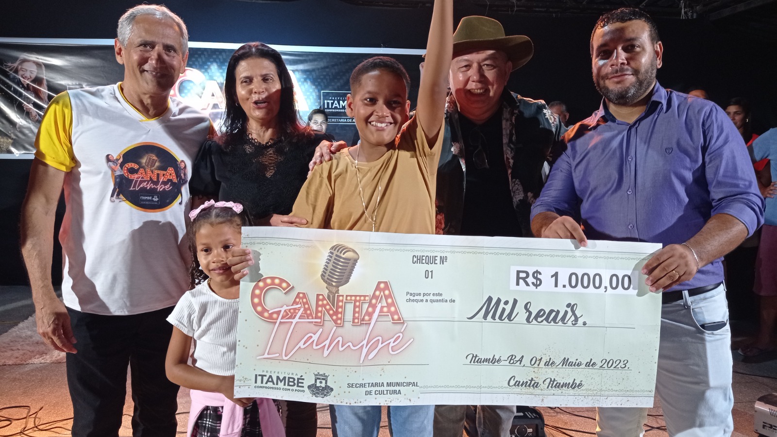 Jovem Samuel Ferreira emociona o público e leva o 1º lugar no Canta Itambé
