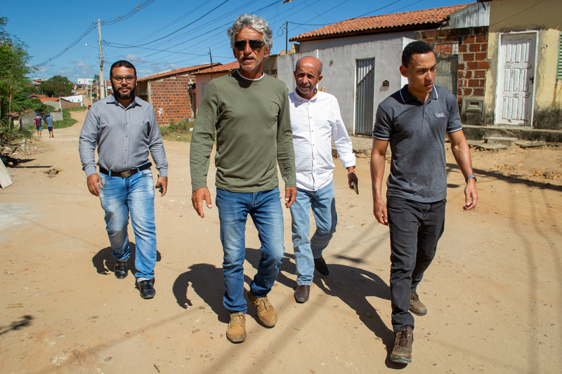 Equipe técnica vistoria ruas de Itambé que receberão pavimentação asfáltica