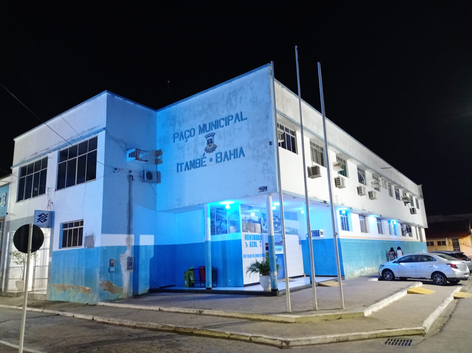 Em adesão ao Novembro Azul, prédio da Prefeitura de Itambé ganha iluminação especial