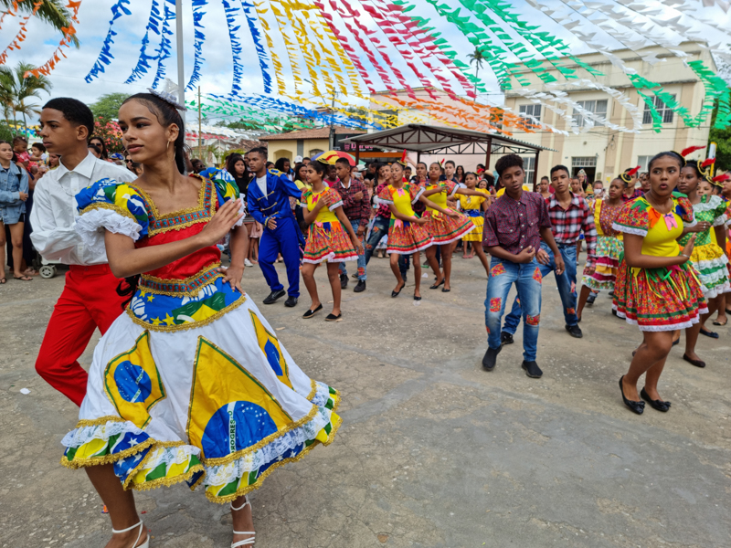 Beleza e tradição marcaram o desfile junino das escolas municipais de Itambé