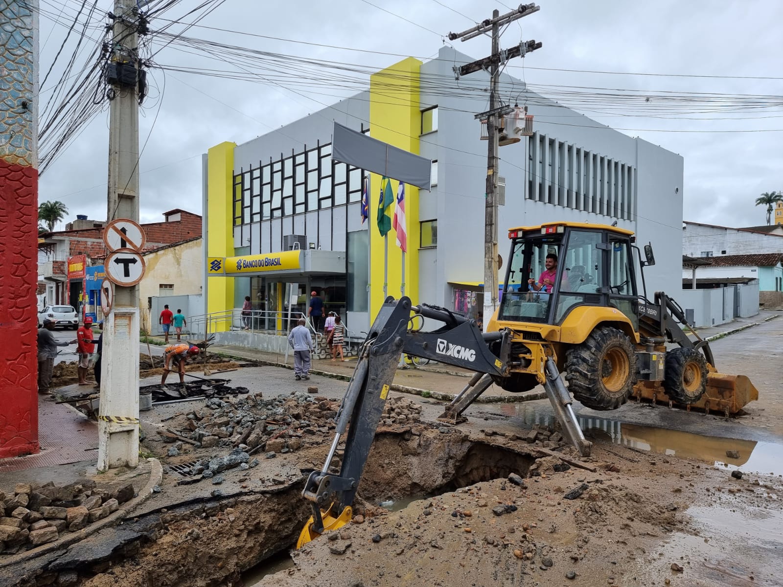 Prefeitura realiza desobstrução de galeria pluvial próxima ao Banco do Brasil