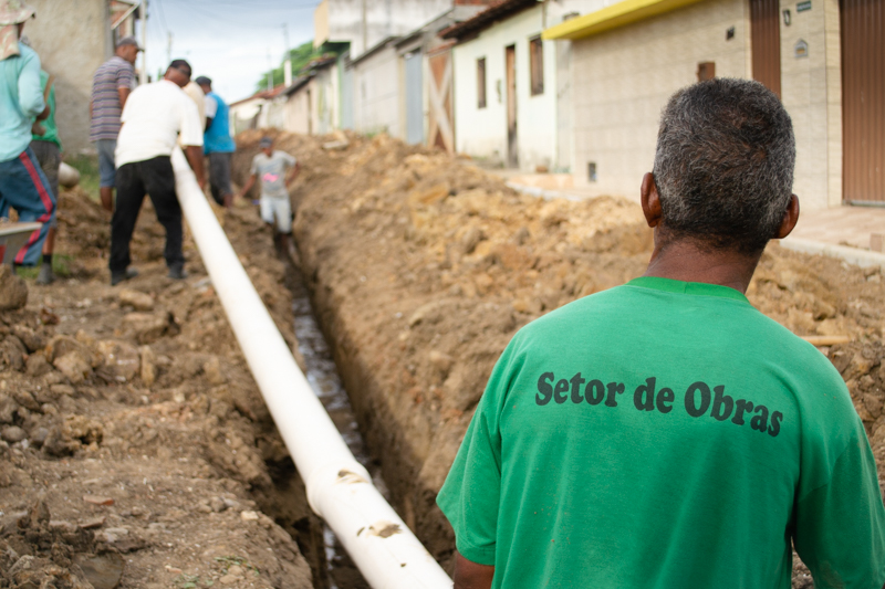 Prefeitura de Itambé realiza obras de esgotamento sanitário na Rua Dorgival Vieira
