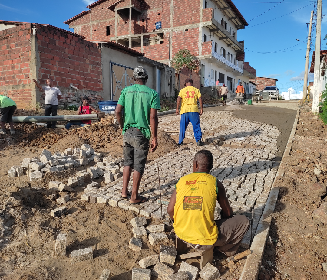 Obras de calçamento e esgotamento da Rua Adalto Pereira estão em fase de conclusão