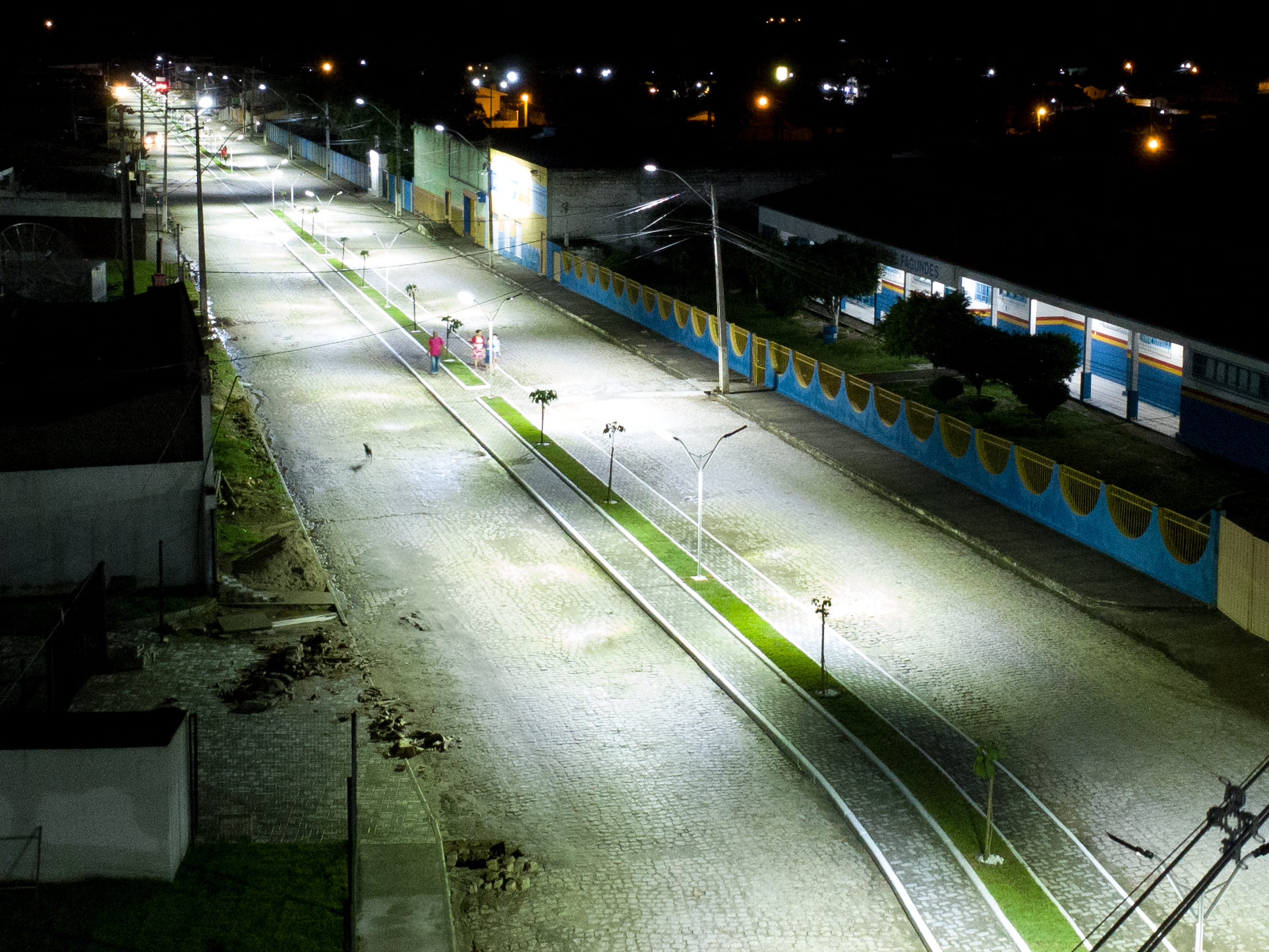 Requalificação da Avenida João Durval Carneiro ganha destaque com iluminação de LED