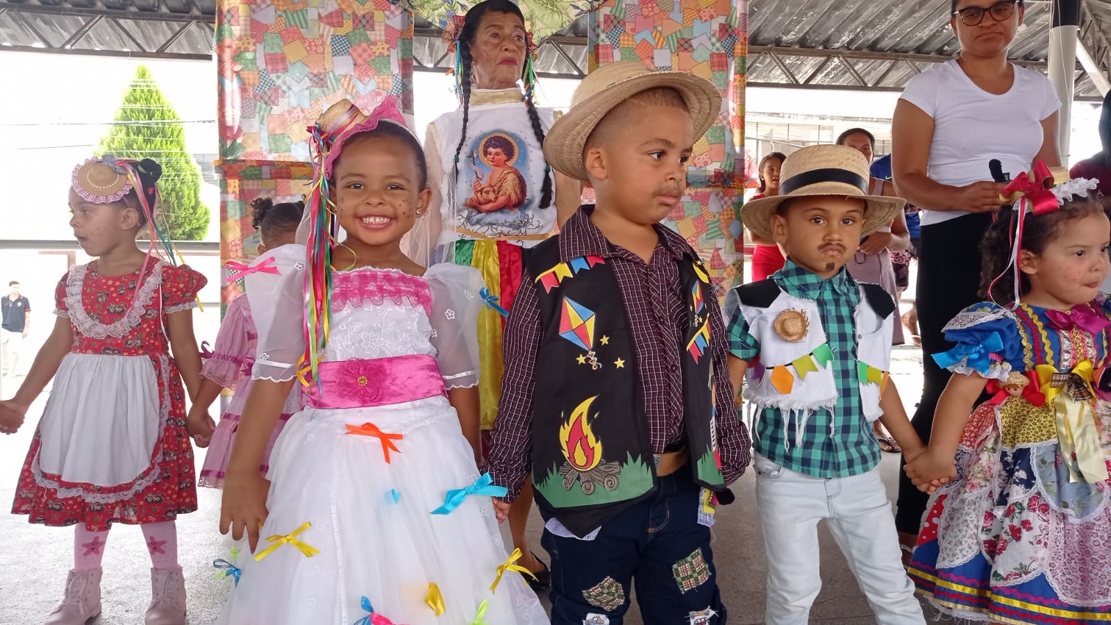 A Caminho da Roça 2023: Escolas Municipais deram um show de beleza e tradição pelas ruas de Itambé