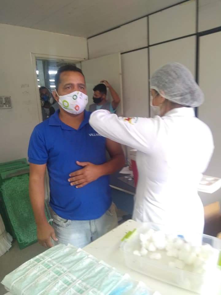 Trabalhadores da fábrica de calçados em Itambé recebem a primeira dose da vacina contra Covid-19