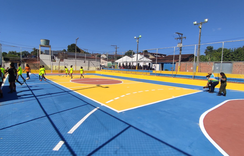 Prefeito Candinho entrega reforma da quadra poliesportiva e de banheiros públicos em Cassilândia