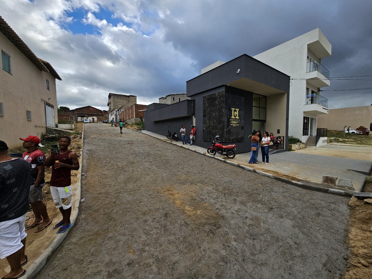 Mais um investimento: Prefeitura de Itambé entrega calçamento da Rua Rodolfo Mário Gomes
