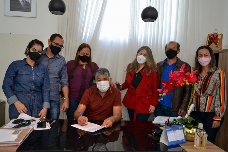Prefeito Candinho Araújo assina Termo de Adesão ao Programa AABB Comunidade