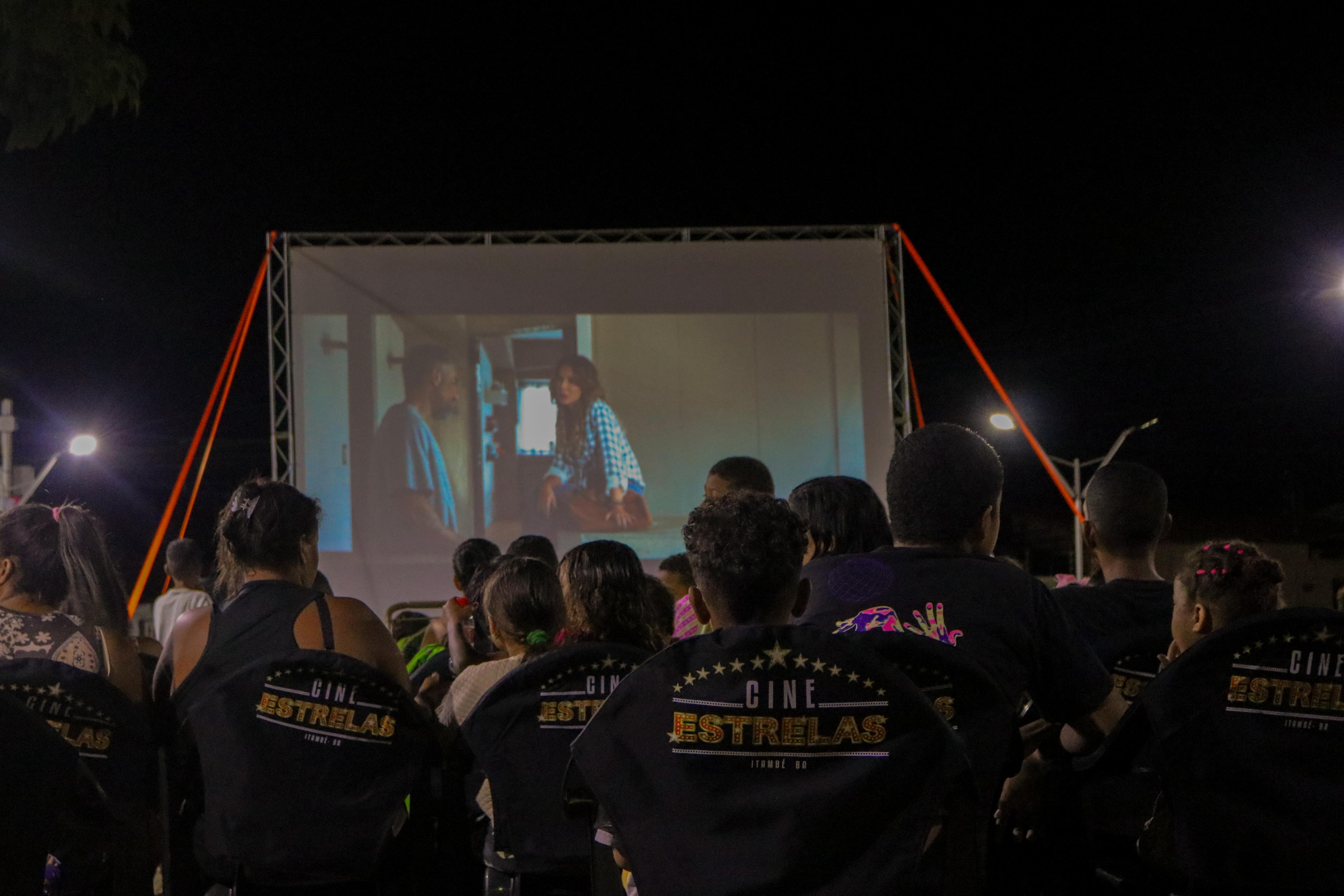 Abril Azul: Cinema na Praça movimenta o Felipe Achy com sessão especial