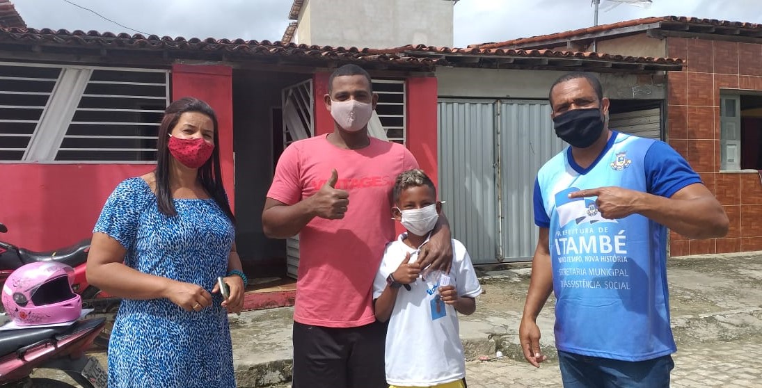 EQUIPE DO CRAS HILDETE BRITO DISTRIBUI LEMBRANÇAS EM HOMENAGEM AO DIA DOS PAIS