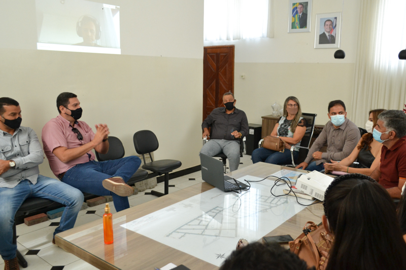 Reunião avalia projeto que visa implantar Tecnologia para Tratamento de Resíduos Sólidos em Itambé