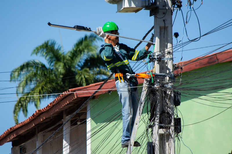 Operação para instalação de lâmpadas de LED avança em diversos bairros de Itambé