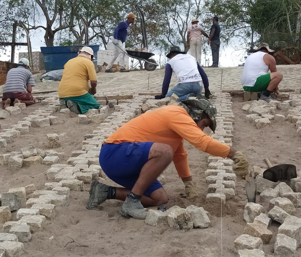 Prefeitura de Itambé realiza calçamento da rua de acesso ao cemitério em Catolezinho