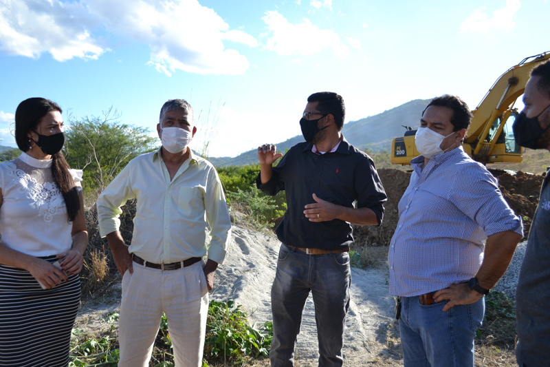 Prefeito Candinho Araújo visita obras da barragem do Rio Pardo
