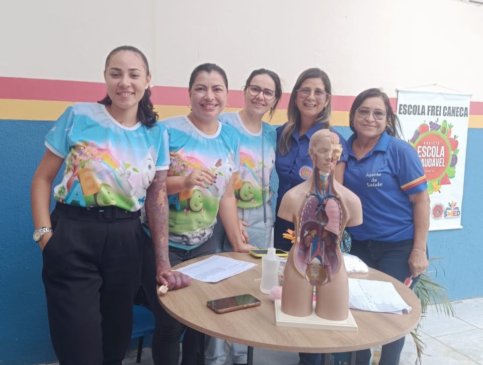 Vacinação na Escola Frei Caneca com orientação das profissionais de saúde
